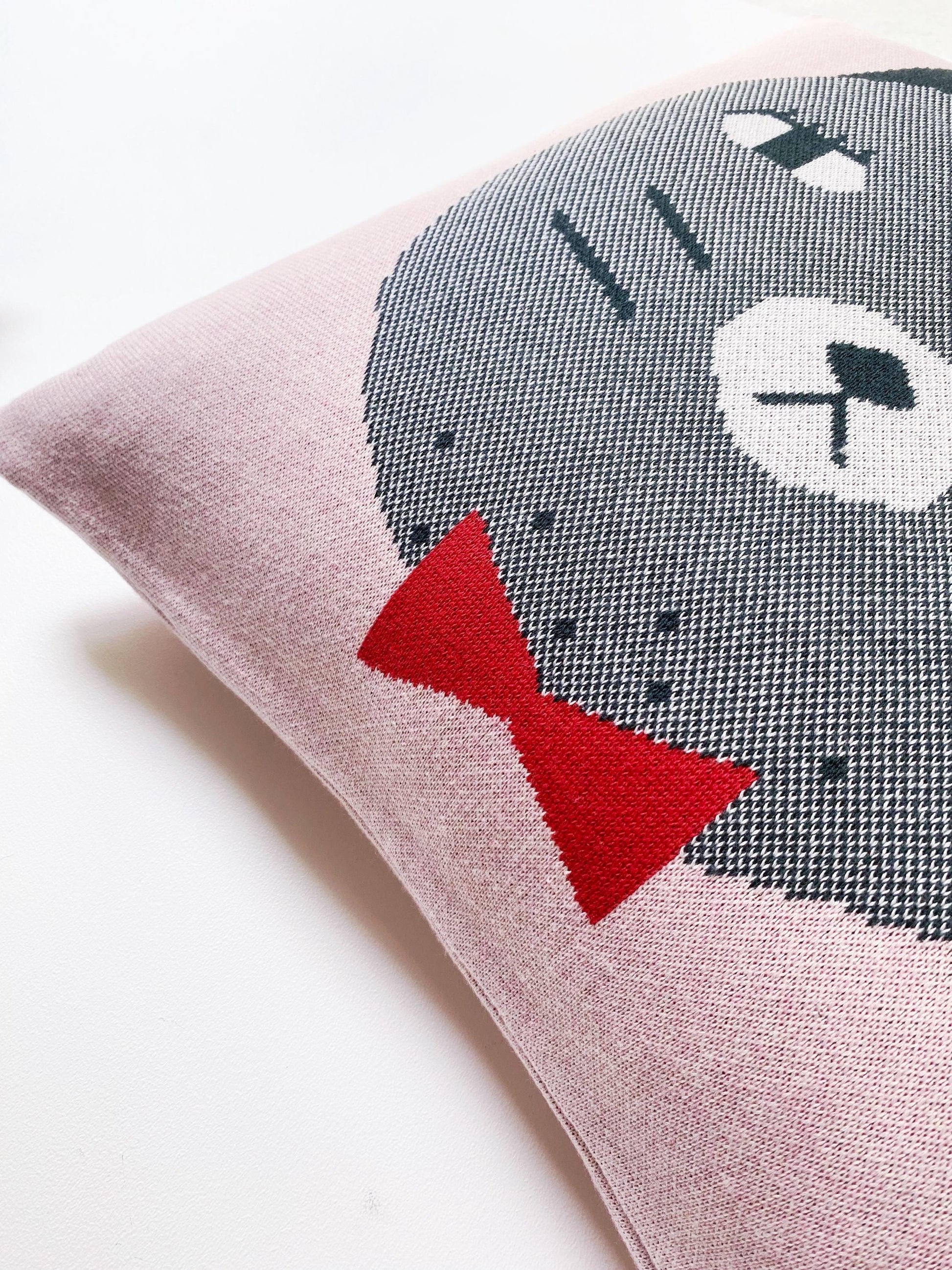 Cushion with a knitted design of a cat on a pink background